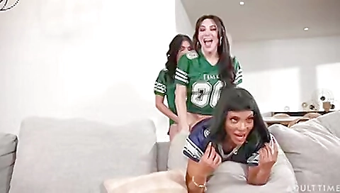 Chubby porn chick gets fucked and rings him again in a group threesome