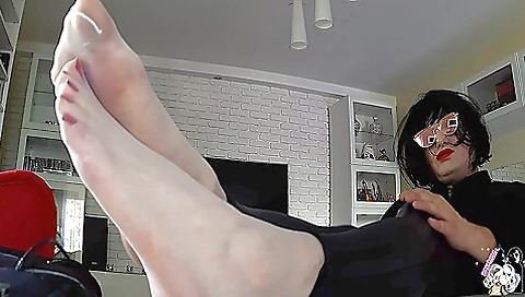 Foot fetish in the office in sexy dressing room clip