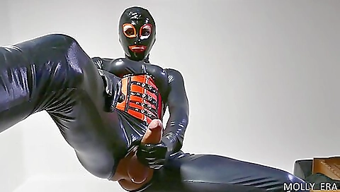 Amateur hottie has a sexy foot fetish and she shows it in video