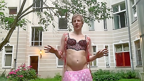 milf with a sexy body wants to fuck her lover all day